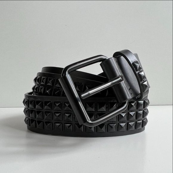 Y2K 2000s classic pyramid studded black on a black goth emo belt - Picture 2 of 8